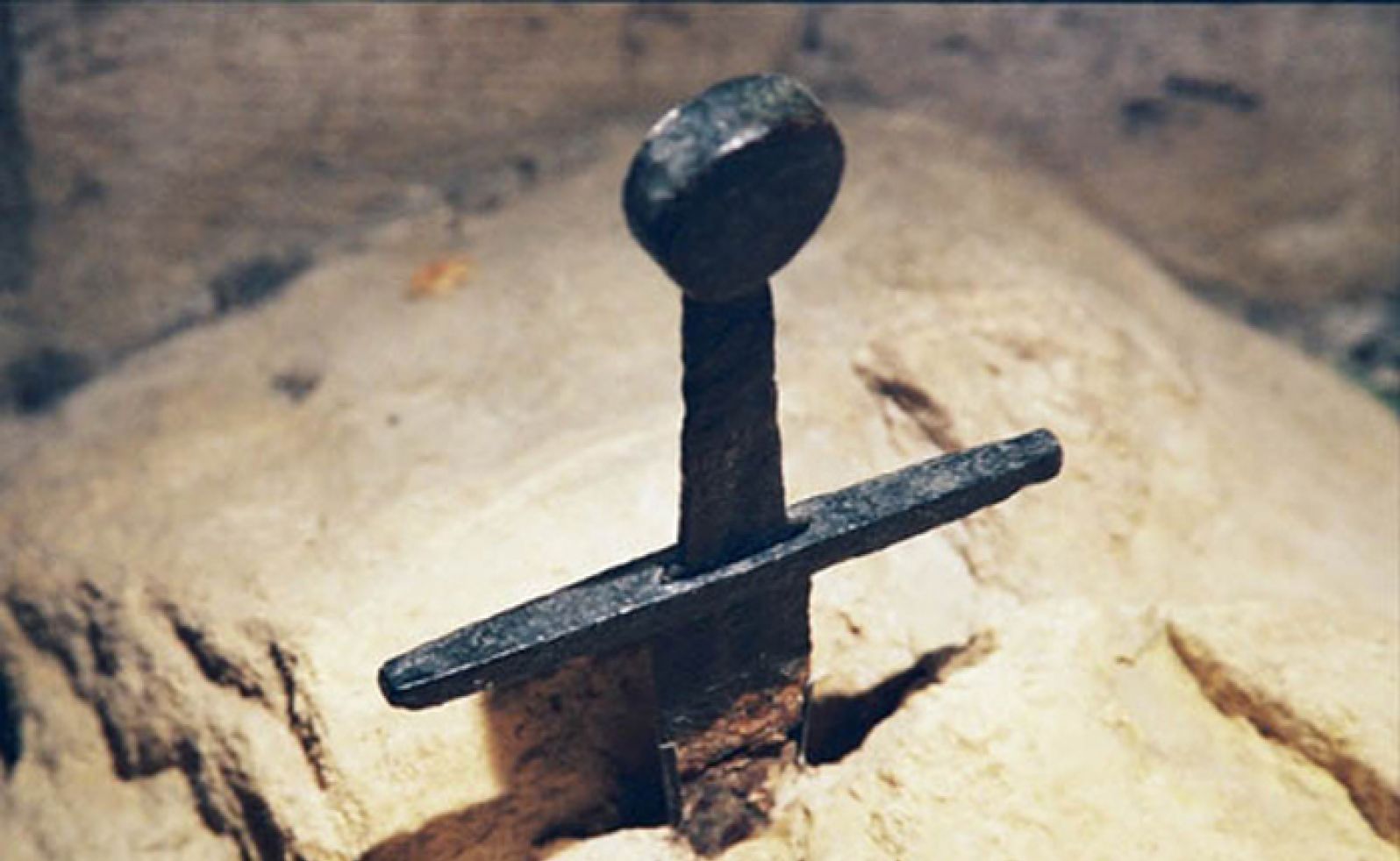 Espada clavada en la piedra